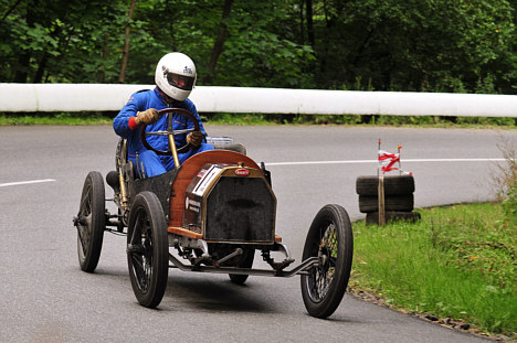 Med sin 98 år gamle Bugatti levede Claude Teisen-Simony op til historisk motorsportsgrundlov om, at det lige så meget gælder om at ære bilens historie som at vinde. Han blev nummer 93 og sidst.
